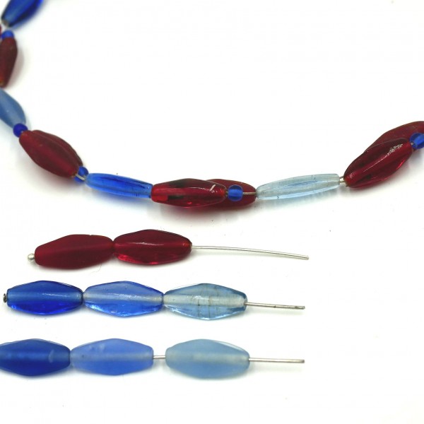 Glasperlen Rautenform glanz und matt - Blautöne & rot handgepresst